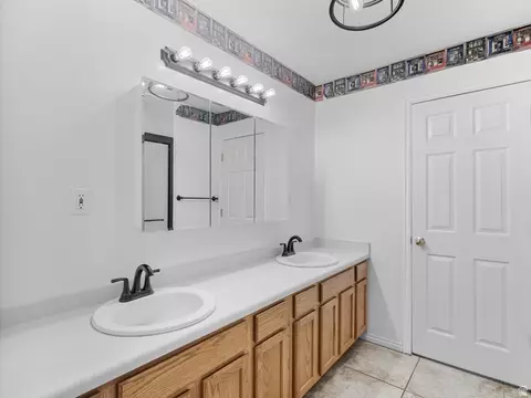 Bath - 608 Nicole Way, Erda, UT 84074 photo 2 of 3