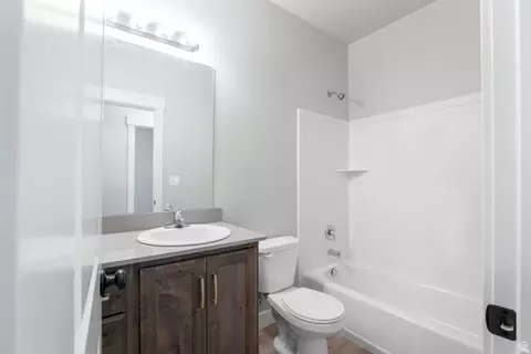 Bath - 2303 E 320 N #40M, Spanish Fork, UT 84660 photo 1 of 3