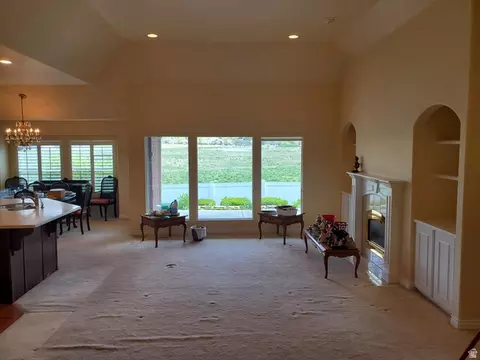 Living - 5586 S 250 E, Washington Terrace, UT 84405 photo 2 of 3