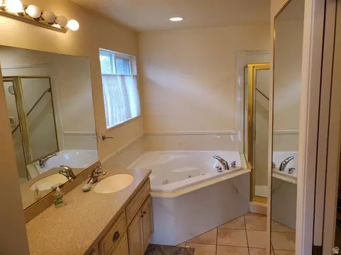 Bath - 5586 S 250 E, Washington Terrace, UT 84405 photo 1 of 2