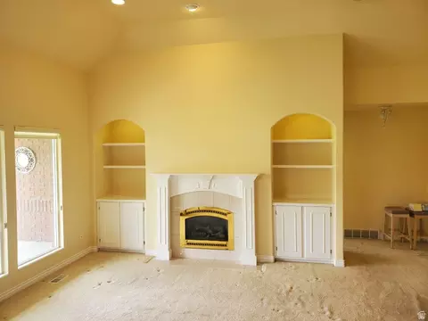 Living - 5586 S 250 E, Washington Terrace, UT 84405 photo 1 of 3