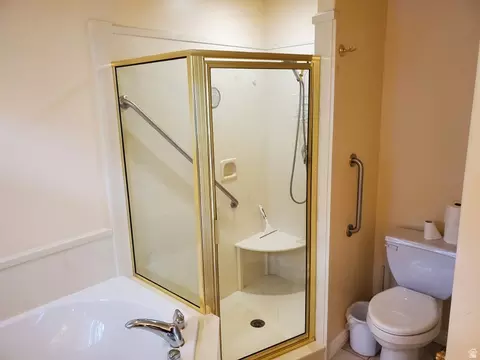 Bath - 5586 S 250 E, Washington Terrace, UT 84405 photo 2 of 2