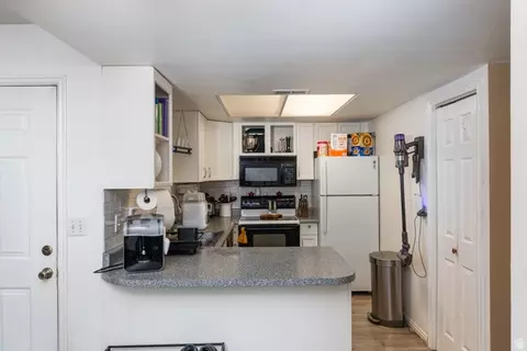 Kitchen - 935 E Creekhill Ln #11, Midvale, UT 84047 photo 2 of 2