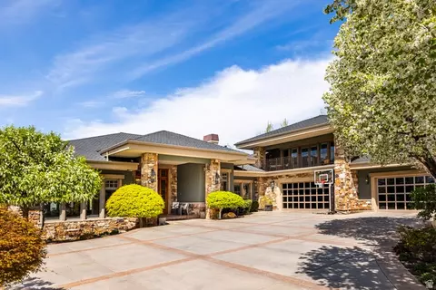 2076 S Scenic Cir E, Salt Lake City, UT 84109