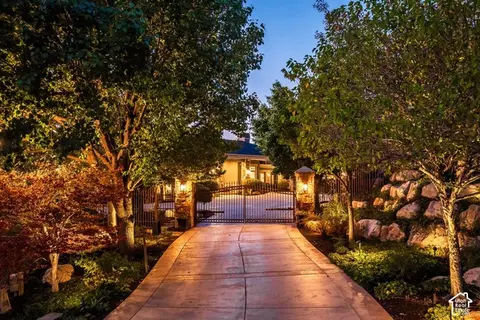 2076 S Scenic Cir E, Salt Lake City, UT 84109