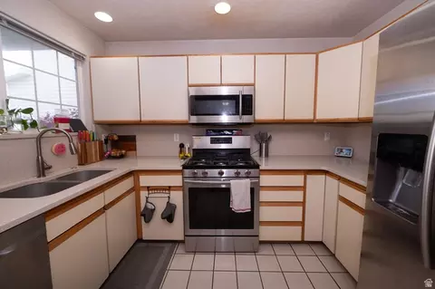 Kitchen - 83 W 200 N, Centerville, UT 84014 photo 2 of 3