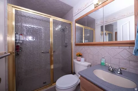 Bath - 83 W 200 N, Centerville, UT 84014 photo 1 of 6