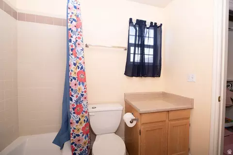 Bath - 83 W 200 N, Centerville, UT 84014 photo 3 of 6