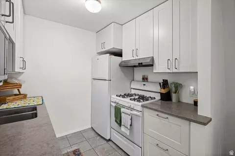 Kitchen - 5505 S Willow Ln E #E, Murray, UT 84107 photo 2 of 3