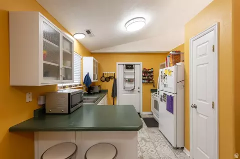 Kitchen - 1360 E Telegraph St #6, Washington, UT 84780 photo 2 of 3