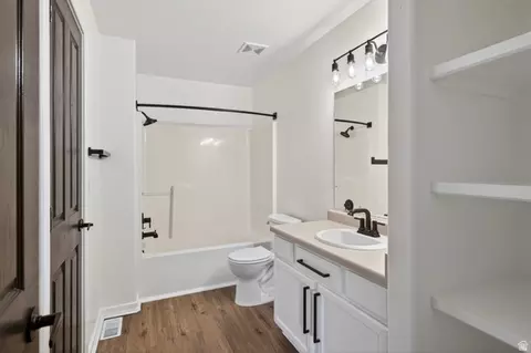 Bath - 382 E Pueblo Ct, Moab, UT 84532 photo 2 of 3