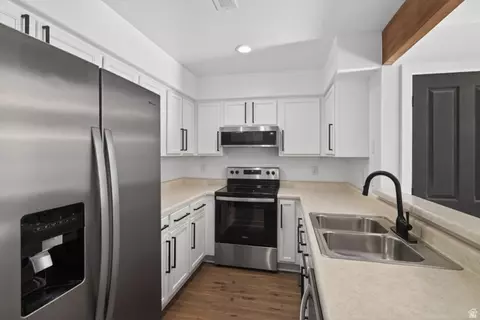 Kitchen - 382 E Pueblo Ct, Moab, UT 84532 photo 2 of 2