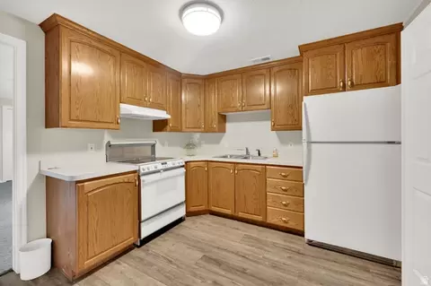 Kitchen - 554 S 70 E, Orem, UT 84058 photo 5 of 6