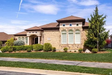 802 Eaglepointe Dr, North Salt Lake, UT 84054