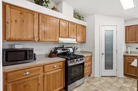 Kitchen - 1637 E Midvalley Rd, Enoch, UT 84721 photo 5 of 7