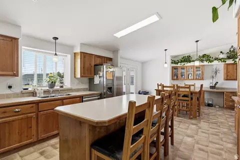 Kitchen - 1637 E Midvalley Rd, Enoch, UT 84721 photo 2 of 7