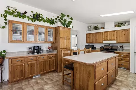 Kitchen - 1637 E Midvalley Rd, Enoch, UT 84721 photo 4 of 7