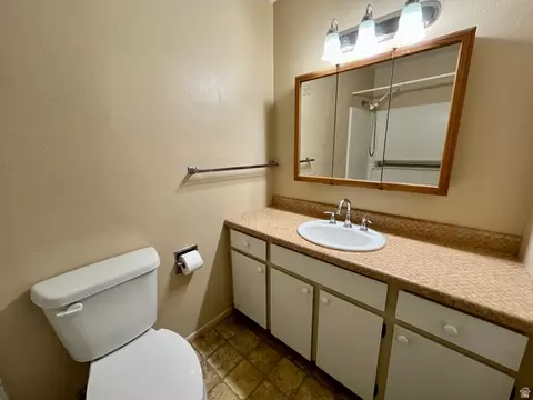 Bath - 658 Bartlett St, Moab, UT 84532 photo 2 of 2