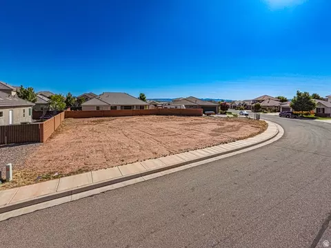 422 E Saddleback Rd #44, Washington, UT 84780