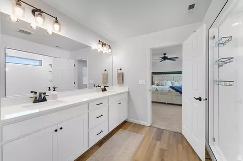 Bath - 1077 E Postmark Pl, Eagle Mountain, UT 84005 photo 2 of 4
