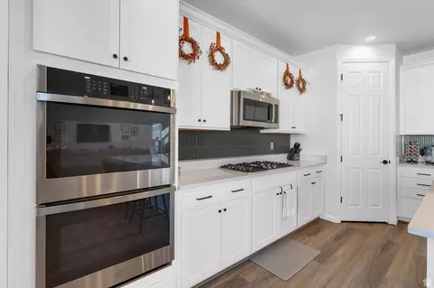 Kitchen - 1077 E Postmark Pl, Eagle Mountain, UT 84005 photo 2 of 3