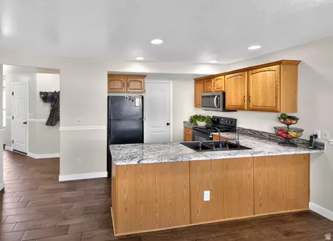 Kitchen - 802 W Sugar Maple Ct S, Payson, UT 84651 photo 4 of 5