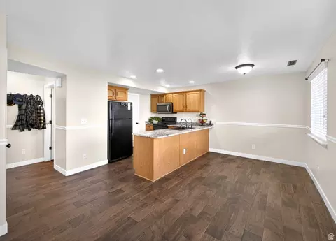 Kitchen - 802 W Sugar Maple Ct S, Payson, UT 84651 photo 2 of 5
