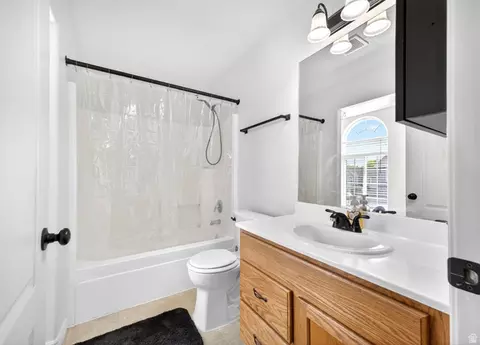 Bath - 802 W Sugar Maple Ct S, Payson, UT 84651 photo 2 of 3