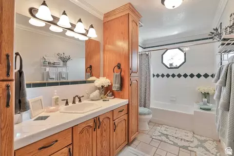 Bath - 1040 E Canyon Rd, Hyde Park, UT 84318 photo 3 of 4