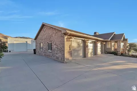 Exterior - 1040 E Canyon Rd, Hyde Park, UT 84318 photo 3 of 10