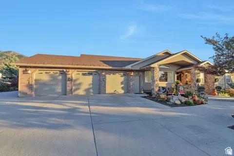 Exterior - 1040 E Canyon Rd, Hyde Park, UT 84318 photo 2 of 10