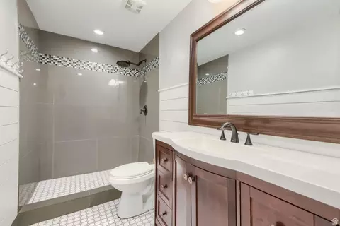 Bath - 2066 E Tivoli Ct, Draper, UT 84020 photo 4 of 4