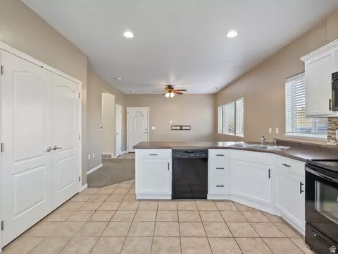 Kitchen - 114 E Bella Monte Dr S UNIT 1, Draper, UT 84020 photo 2 of 3