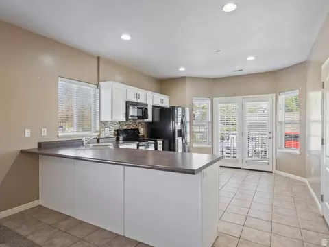 Kitchen - 114 E Bella Monte Dr S UNIT 1, Draper, UT 84020 photo 3 of 3