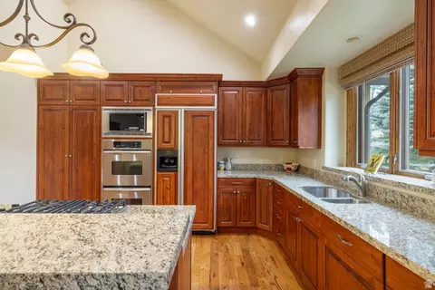 Kitchen - 3168 E Bavarian Ct, Sandy, UT 84093 photo 2 of 3