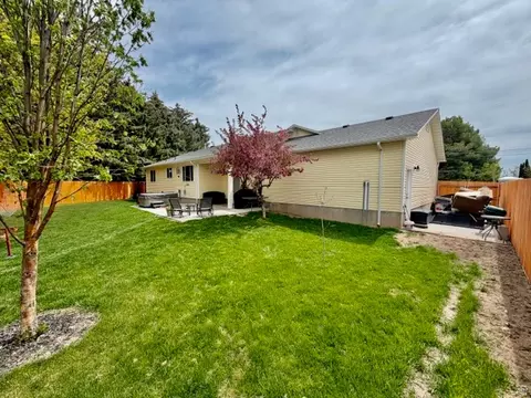 Exterior - 559 E 400 S, Preston, ID 83263 photo 7 of 9