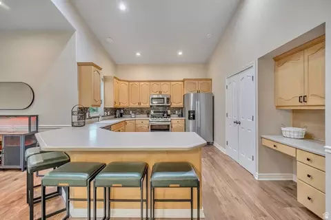 Kitchen - 11789 S Nicklaus Rd, Sandy, UT 84092 photo 3 of 5