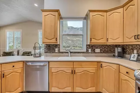 Kitchen - 11789 S Nicklaus Rd, Sandy, UT 84092 photo 4 of 5