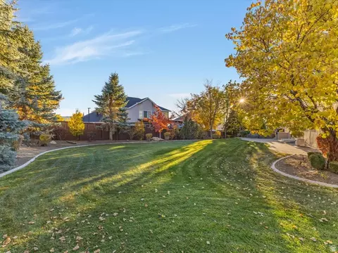 Exterior - 1074 E Black Forest Dr S, Sandy, UT 84094 photo 6 of 17