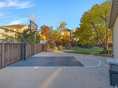Exterior - 1074 E Black Forest Dr S, Sandy, UT 84094 photo 2 of 17