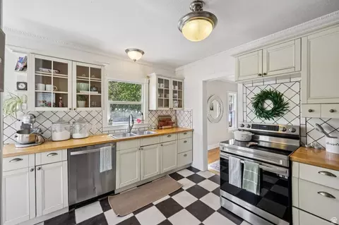Kitchen - 195 E 100 N, Bountiful, UT 84010 photo 2 of 6