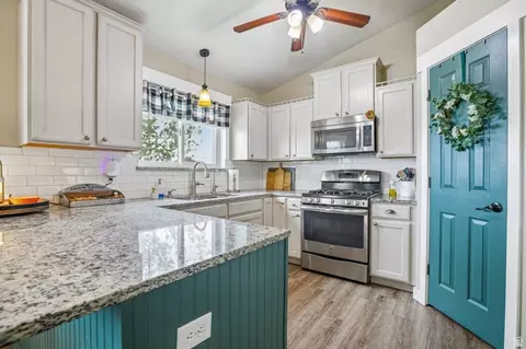 Kitchen - 2464 E Autumn Dr, Eagle Mountain, UT 84005 photo 2 of 3