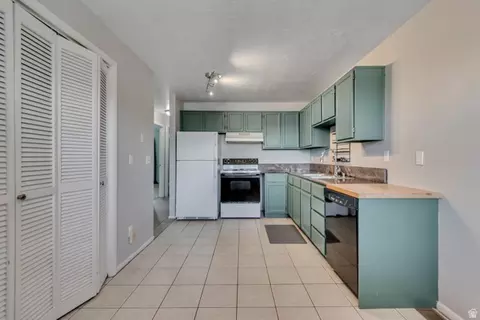 Kitchen - 265 E 8880 S #12, Sandy, UT 84070 photo 2 of 2