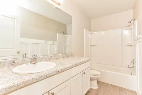 Bath - 3562 S Bridgeview Ln W, Syracuse, UT 84075 photo 3 of 3