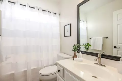 Bath - 1930 E Aspen Leaf Pl, Draper, UT 84020 photo 3 of 5