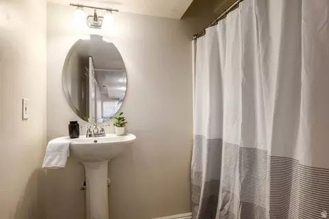 Bath - 1930 E Aspen Leaf Pl, Draper, UT 84020 photo 5 of 5