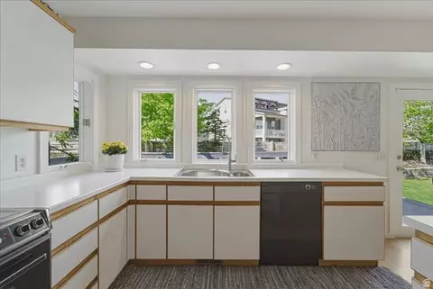 Kitchen - 740 W Quaking Aspen Dr S, Murray, UT 84123 photo 4 of 8