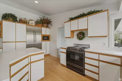 Kitchen - 740 W Quaking Aspen Dr S, Murray, UT 84123 photo 5 of 8