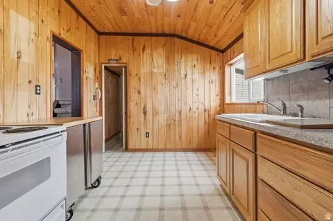 Kitchen - 3983 Bennie Creek Rd, Birdseye, UT 84629 photo 2 of 3