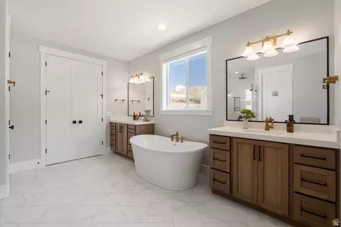 Bath - 179 E Twin Hollow Dr #19, Mapleton, UT 84664 photo 4 of 7